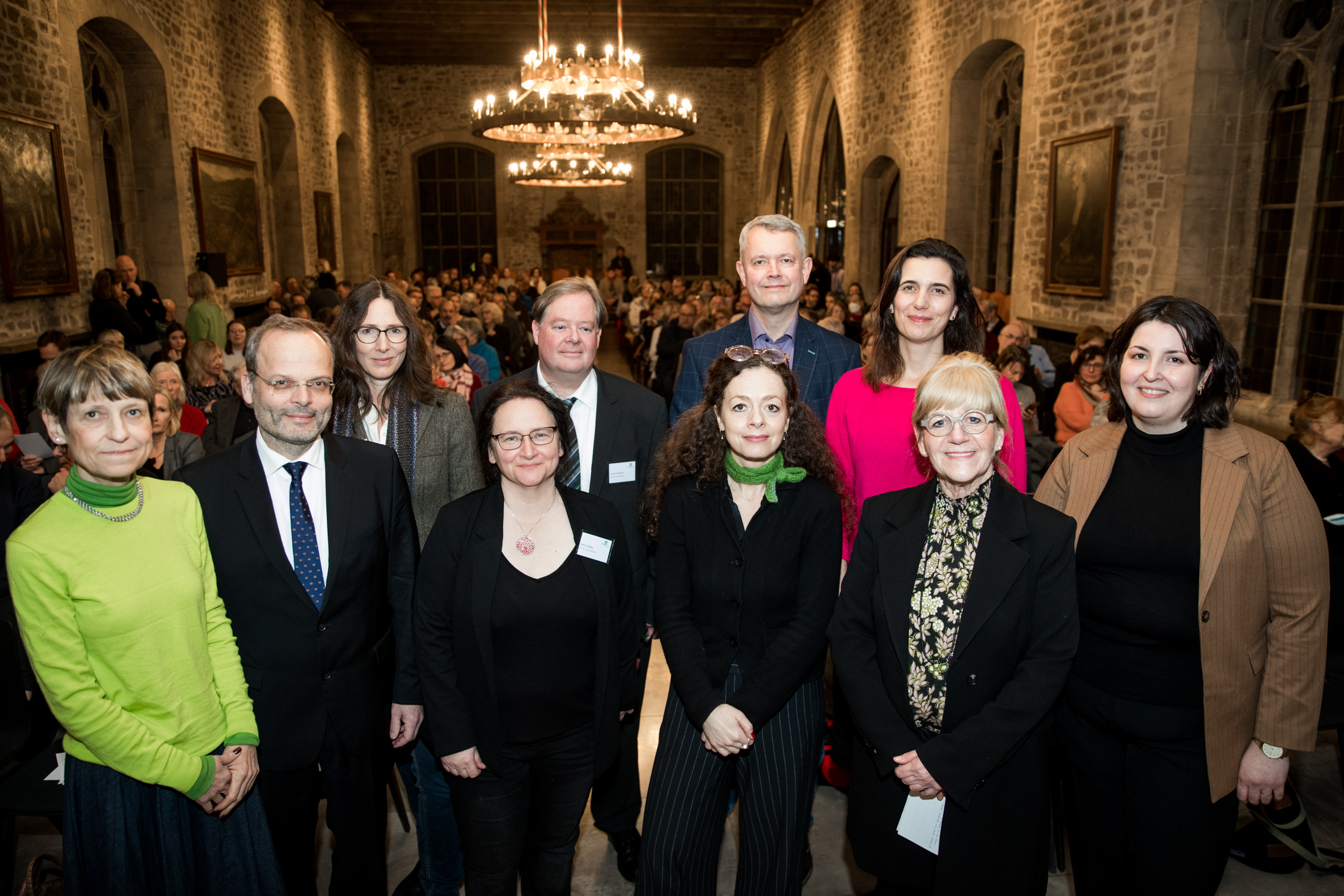 Podiumsdiskussion am 18. Januar im Altstadtrathaus in Braunschweig, von links: Prof. Dr. Angela Ittel, Dr. Felix Klein, Prof. Dr. Ulrike Fauerbach, PD Dr.-Ing. Ulrich Knufinke, , Dr. Dirk Sadowski, Prof. Dr. Melanie Brinkmann; vorne: v.l. Dr.-Ing. Katrin Keßler, Shelly Kupferberg, Prof. Dr. Anja Hesse, Dr. Friederike Hendriks (Foto: © Stadt Braunschweig, Daniela Nielsen)